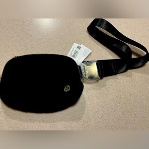 Lululemon Everywhere Fleece Belt Bag-NWT